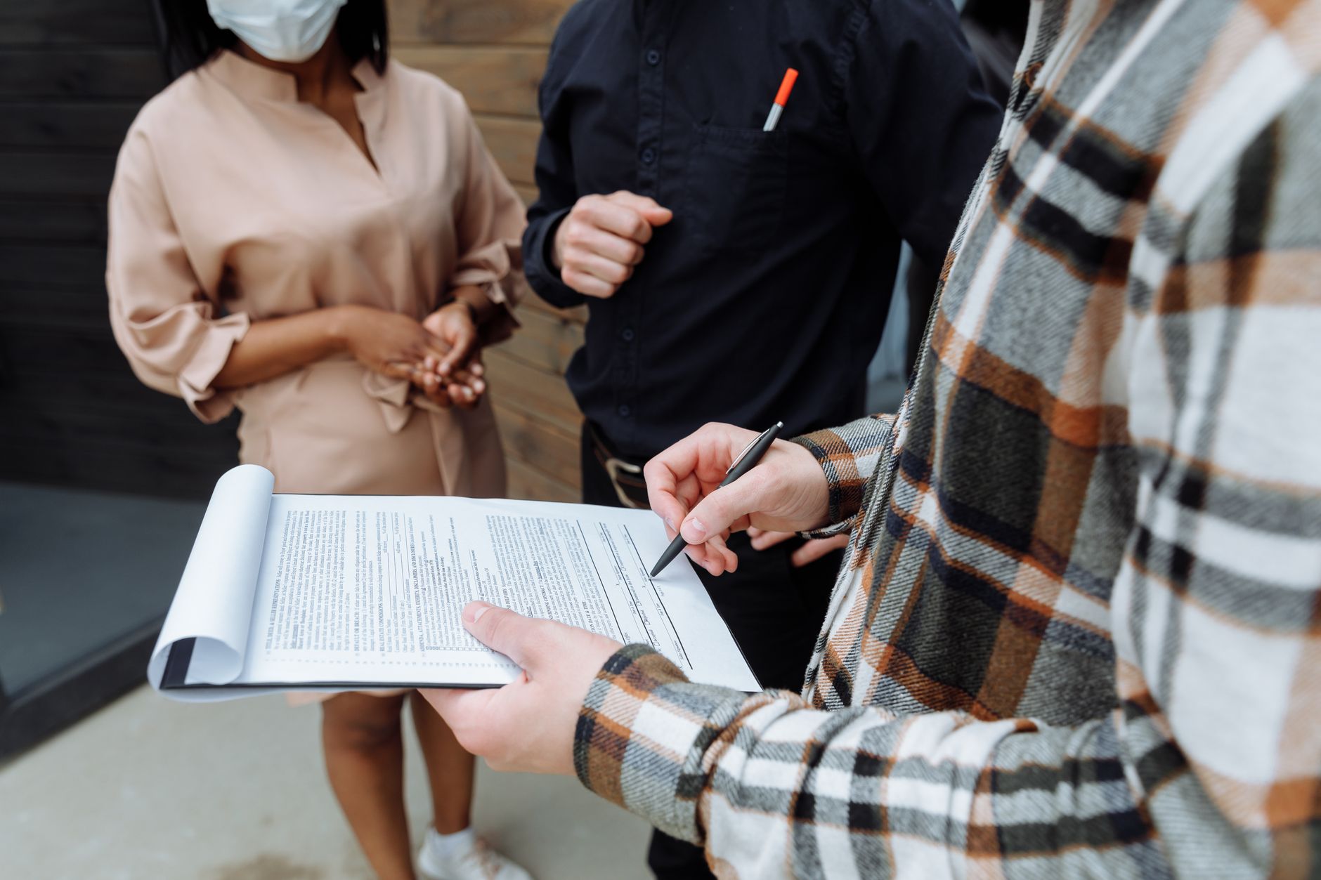 worker signing a new employment contract in the Gulf